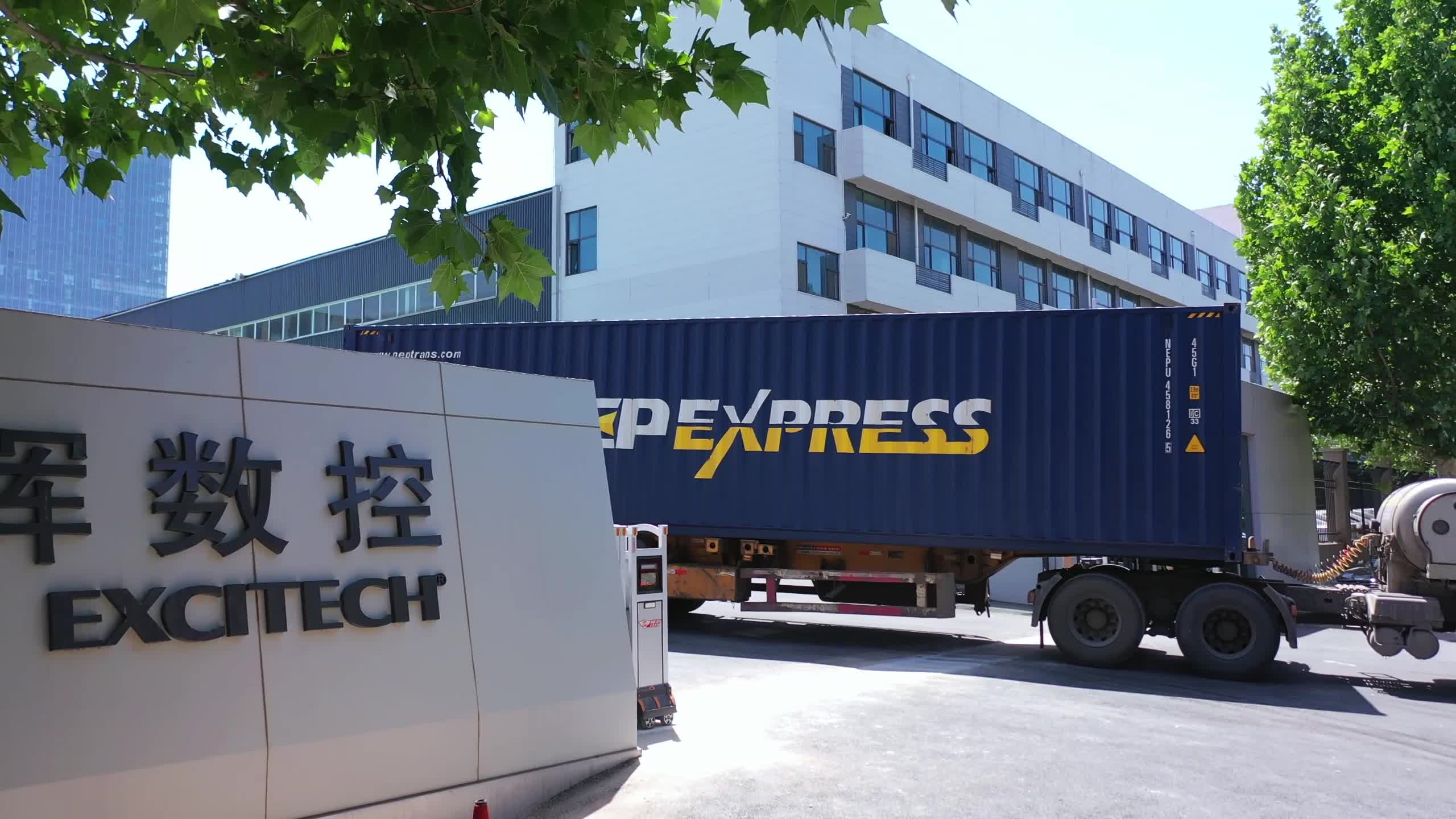 Excitech कारखाना ग्राहकांच्या ऑर्डर पाठवत आहे. ग्राहकाच्या कारखान्यात माल सुरक्षितपणे पोहोचवा